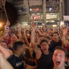 La fiesta de 'La Decimocuarta' rumbo a Cibeles: de la silla de Alaba al delirio absoluto