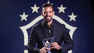 Pablo Marí, con su trofeo por entrar en el once ideal en el Brasileirao.
