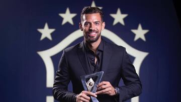 Pablo Mar&iacute;, con su trofeo por entrar en el once ideal en el Brasileirao.