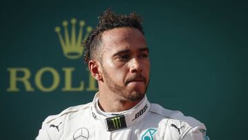 DAZ063. Melbourne (Australia), 25/03/2018.- Second placed British Formula One driver Lewis Hamilton of Mercedes AMG GP stands on the podium at the end of the 2018 Formula One Grand Prix of Australia at the Albert Park circuit in Melbourne, Australia, 25 March 2018. (F&oacute;rmula Uno) EFE/EPA/DIEGO AZUBEL