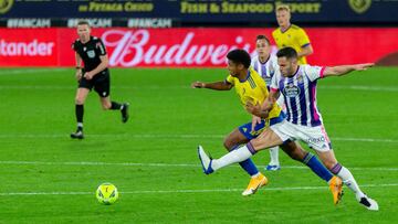 Choco Lozano of Cadiz and Bruno Gonzalez of Valladolid during LaLiga, football match played between Cadiz Club Futbol and Real Valladolid at Ramon de Carranza Stadium on December 29, 2020 in Cadiz, Spain.
 AFP7 
 29/12/2020 ONLY FOR USE IN SPAIN