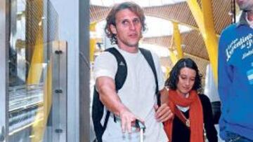<b>BARAJAS, 14:40. </b>Diego Forlán, en el aeropuerto donde aterrizó procedente de Buenos Aires.