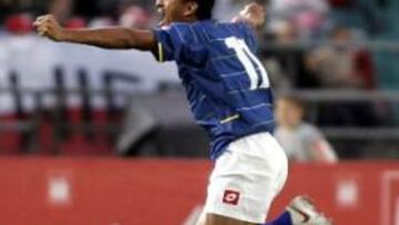 <b>INSÓLITO.</b> Jairo Patino celebra con alegría el gol del portero de su equipo Luis Enrique Martinez en la victoria de Colombia sobre Polonia.