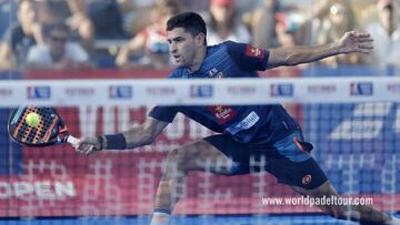 Maxi Sánchez golpea la bola con su pala Bullpadel y el mango Hesacore.