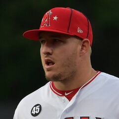 Mike Trout sufre molestias en partido ante los Mariners