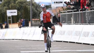 Anthony Pérez celebra su victoria en la Drôme Classic.