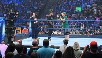 Paul Heyman, Roman Reigns y John Cena en SmackDown.