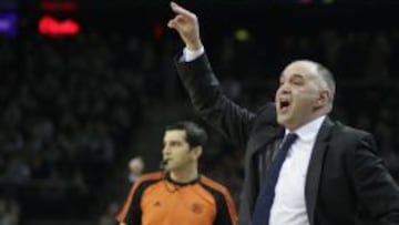 Pablo Laso da instrucciones durante el partido contra el Zalgiris.