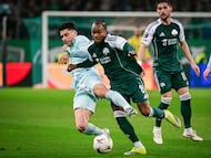 Renato Sanches pugna con Marc Roca durante el partido de ida.