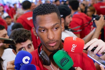 Jordan Díaz en su llegada a Madrid.