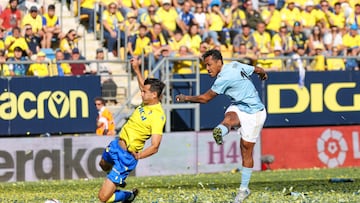 Renato Tapia dispara a portería durante el partido entre el Cádiz y el Celta de la penúltima jornada de la Liga 2022-2023.