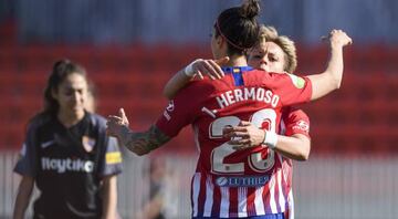 Jennifer Hermoso celebra con Amanda un gol.