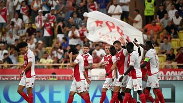 Monaco's players celebrate the goal of Monaco's British defender #03 Eric Dier (3R) during the French L1 football match between AS Monaco and Le Havre AC at the Louis II Stadium (Stade Louis II) in the Principality of Monaco on August 16, 2025. (Photo by Miguel MEDINA / AFP)
