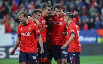 3-1 Ante Budimir celebra el tercer que anota desde los once metros en el minuto 71 de encuentro con sus compañeros.