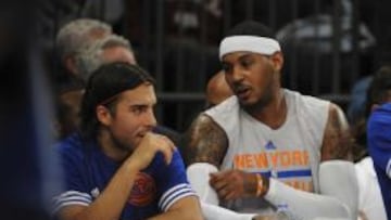 Sasha Vujacic y Carmelo Anthony, juntos en el banquillo esta pretemporada.