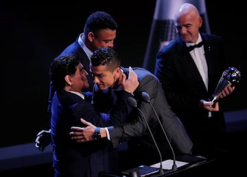  El ex jugador argentino Diego Maradona felicita al jugador Cristiano Ronaldo tras ganar el premio The Best al Jugador Masculino de la FIFA 