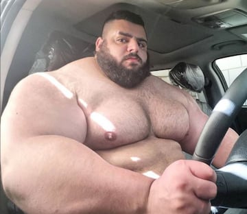 Gracias a sus 1,86 centímetros y 176 kilogramos se ha ganado el mote de el 'Hulk Iraní'. Además de por su físico, Sajad Gharibi es conocido por sus buenas acciones con los niños de su país que se encuentran en campos de refugiados.