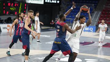 El Baskonia y el Unicaja, durante la 36&ordf; jornada de la Liga Endesa.