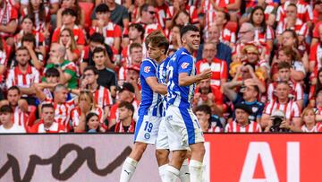 BILBAO, 13/09/2025.- El centrocampista del Alavés Denis Suárez (c) celebra marcar el primer gol de su equipo, durante el partido de la cuarta jornada de LaLiga EA Sports que Athletic Club y Deportivo Alavés disputan este sábado en el estadio de San Mamés. EFE/Javier Zorrilla
