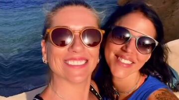 Carol Schrappe y Carolina Muñoz con gafas de sol en un barco en el mar.