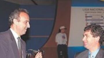 <b>LAS MANOS QUE MECEN EL PACTO. </b>Joan Gaspart y Ángel Villar seguirán unidos en la Federación Española.