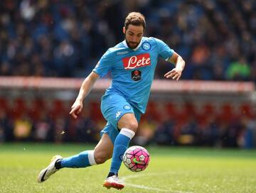 Napoli's forward from Argentina Gonzalo Higuain controls the ball during the Italian Serie A football match AS Roma vs Napoli