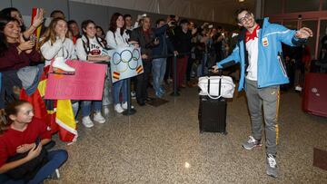 Javier Fern&aacute;ndez posa a su llegada al Aeropuerto de Barajas tras conseguir la medalla de bronce en patinaje art&iacute;stico en los Juegos Ol&iacute;mpicos de Invierno de Pyeongchang.