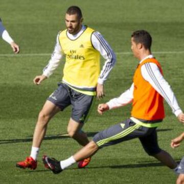 EN EL OJO DEL HURACÁN. Benzema se ejercita junto a Cristiano durante el entrenamiento de ayer.