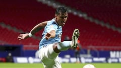 Renato Tapia estira la pierna derecha para intentar controlar el bal&oacute;n durante el partido entre el Atl&eacute;tico de Madrid y el Celta en el Wanda Metropolitano.