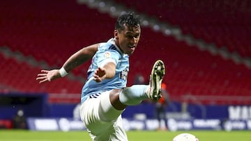 Renato Tapia estira la pierna derecha para intentar controlar el bal&oacute;n durante el partido entre el Atl&eacute;tico de Madrid y el Celta en el Wanda Metropolitano.