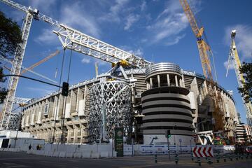 Así avanzan las obras remodelación y modernización del Santiago Bernabéu. Ni las lluvias de elevada intensidad caídas en la capital ni los efectos de la DANA climatológica que están afectando a toda España han frenado el ritmo de las obras cuya finalización está prevista para principio del mes de octubre de 2022, aunque es factible que la finalización de la reforma finalice unos meses antes de lo previsto.