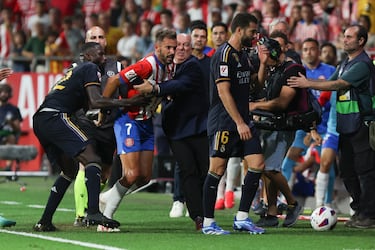 Rudiger trata de frenar a Stuani en la salida del terreno de juego de Nacho tras ser expulsado. 

 

