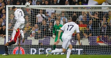 Cristiano marca de cabeza el 1-1 en la ida de los octavos de final de la Champions League 12/13. 