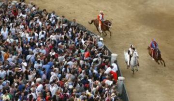 En Siena, desde mediados del siglo XVII, se celebra esta carrera de caballos a pelo con la intención de ganar el Palio, una bandera de seda que representa la Virgen con el Niño.