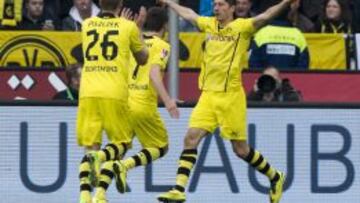 Robert Lewandowski celebra su gol en el campo del Hannover.