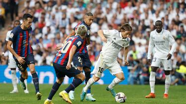 Soccer Football - LaLiga - Real Madrid v FC Barcelona - Santiago Bernabeu, Madrid, Spain - October 16, 2022 Real Madrid's Luka Modric in action with FC Barcelona's Sergi Roberto and Raphinha REUTERS/Susana Vera