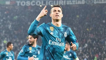 TUR110. TURÍN (ITALIA), 03/04/2018.- Cristiano Ronaldo (c) de Real Madrid celebra luego de anotar el 2-0 contra Juventus hoy, martes 3 de abril de 2018, durante un partido de los cuartos de final de la Liga de Campeones entre Juventus FC vs Real Ma