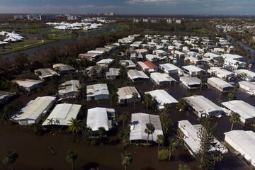 El huracán Ian llegó al oeste de Florida con vientos de más de 240 km/h, provocando inundaciones catastróficas en varias localidades, también ha dejado inundaciones  y graves destrozos en el centro de la península. La tormenta provocó una marejada ciclónica  que inundó grandes áreas del suroeste de Florida, las áreas cercanas a la costa han quedado arrasadas.