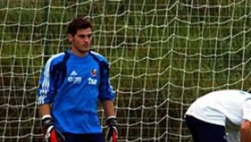<B>LA DUDA. </B>Luis tendrá que despejar este miércoles la incógnita de la portería: Casillas o Cañizares.