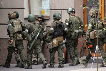 Militares rusos caminan por una calle en Rostov. Los servicios de seguridad de Rusia respondieron a la declaraci¨®n de rebeli¨®n armada del jefe mercenario Yevgeny Prigozhin pidiendo su arresto. Como muestra de la seriedad con la que el Kremlin tom¨® la amenaza, se intensific¨® la seguridad en Mosc¨², Rostov del Don y otras regiones.