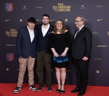 Elena Fort i Cisneros, vicepresidenta y área institucional, posa con su familia en la alfombra roja del gran Teatro del Liceu.