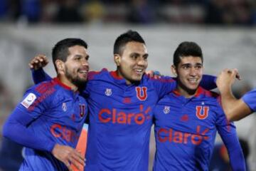 El jugador de Universidad de Chile, Juan Andres Leiva centro, celebra su gol contra San Luis durante el partido amistoso en el estadio Nacional de Santiago, Chile.