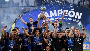 Soccer Football - Copa Sudamericana - Final - Independiente del Valle v Sao Paulo - Estadio Mario Alberto Kempes, Cordoba, Argentina - October 1, 2022 Independiente del Valle players celebrate winning the Copa Sudamericana with the trophy REUTERS/Agustin Marcarian