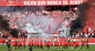Los jugadores del Sevilla agradecen a sus aficionados, los ánimos recibidos en un Sánchez Pizjuán lleno para el entrenamiento previo al derbi de mañana contra el Betis.