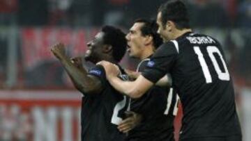 El jugador del UD Levante Obafemi Martins (izda) celebra con sus compa&ntilde;eros el gol conseguido ante el Olympiacos durante el partido de vuelta de dieciseisavos de final de la Liga Europa disputado en el estadio Karaiskakis de Atenas.