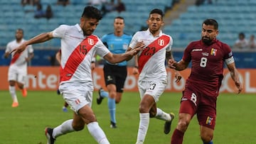 Peru&#039;s Carlos Zambrano (L) is marked by Venezuela&#039;s Tomas Rincon (R) during their Copa America football tournament group match at the Gremio Arena in Porto Alegre, Brazil, on June 15, 2019. (Photo by EVARISTO SA / AFP)