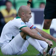Robben se retira lesionado en su primer partido con el Groningen