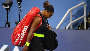 Serena Williams abandona la pista tras caer ante Maria Sakkari en elthe Western &amp; Southern Open, el Premier 5 de Cincinnati, en el USTA Billie Jean King National Tennis Center de Nueva York.