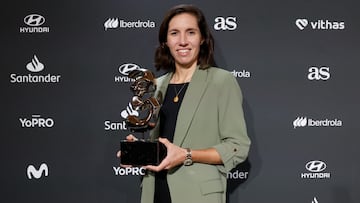 Carlota Ciganda posa con el Premio AS del Deporte 2023.