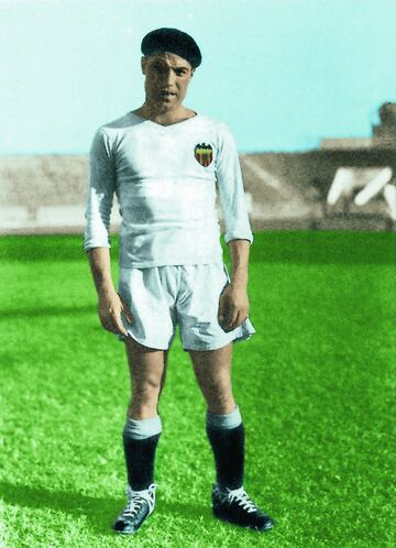 Jugó con el Levante en temporadas alternas, destacar que fue uno de los jugadores que ganó la Copa de la España Libre con el Levante en 1937